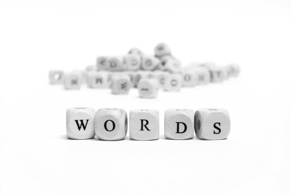 Würfel, die das Wort "Words" bilden